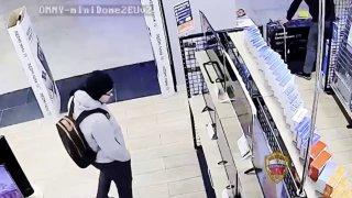 В Москве мужчина вынес электросамокат за 42 тысячи рублей из магазина, пока...