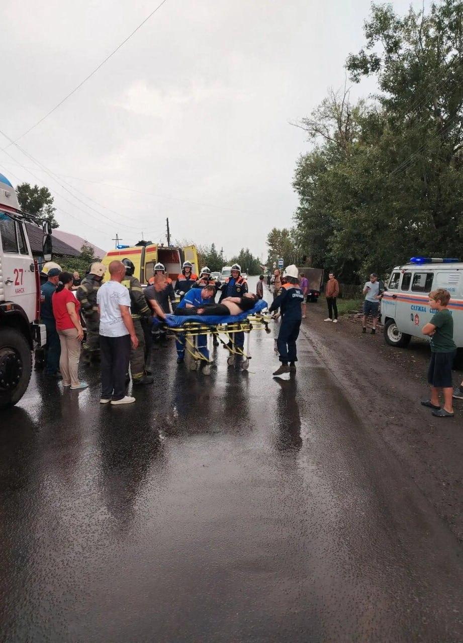 В Канске после лобового ДТП спасатели деблокировали водителя «Оки» Накануне,...