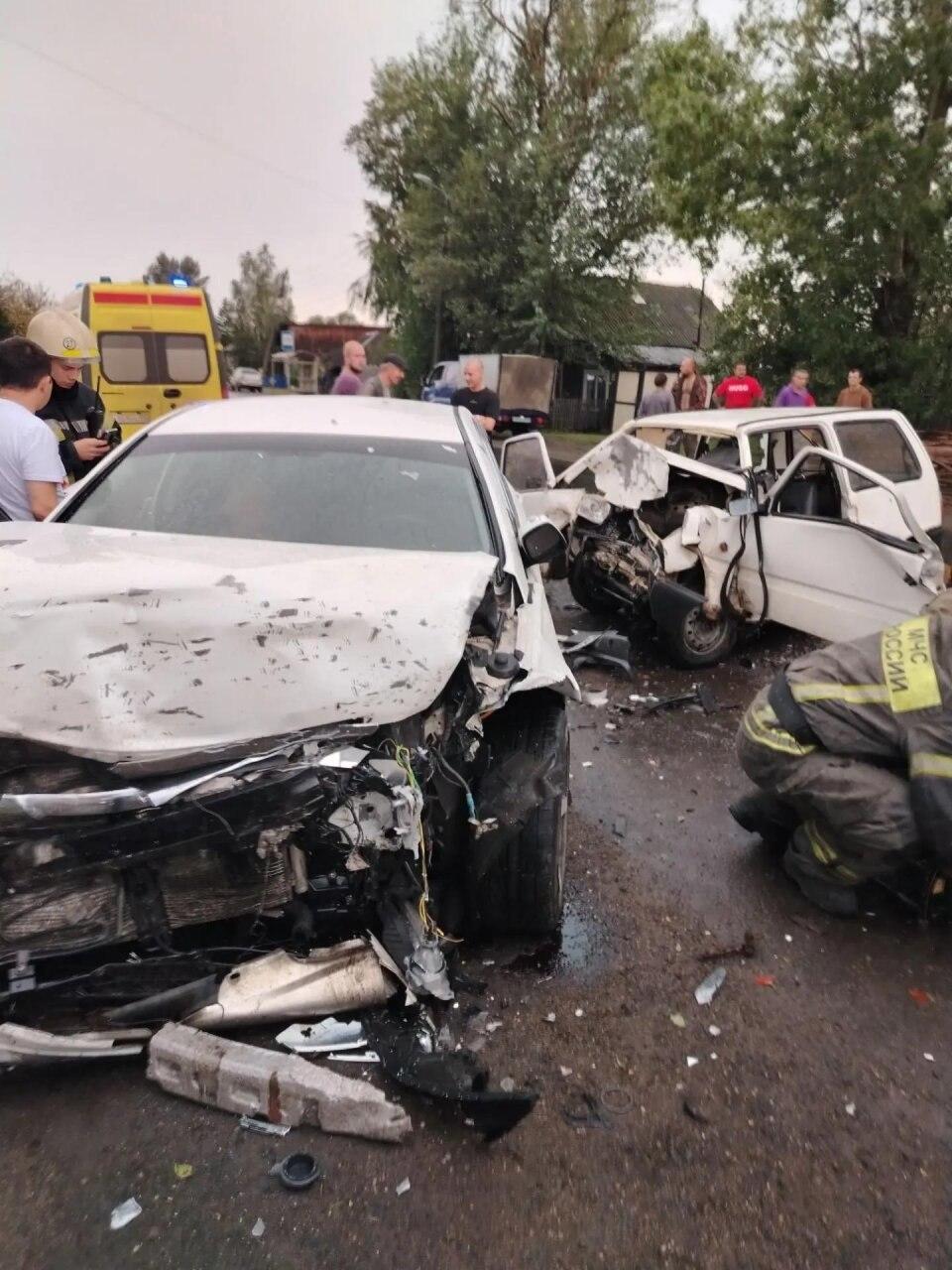 В Канске после лобового ДТП спасатели деблокировали водителя «Оки» Накануне,...