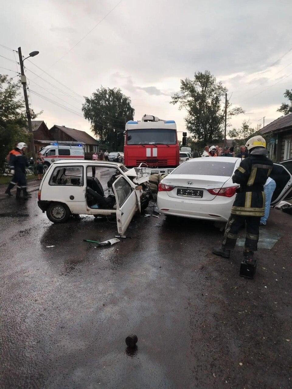 В Канске после лобового ДТП спасатели деблокировали водителя «Оки» Накануне,...