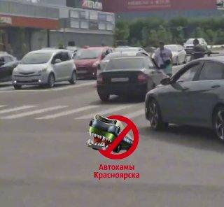 «Все на нервах из-за очередей на АЗС. Водитель бросил авто на перекрёстке,...