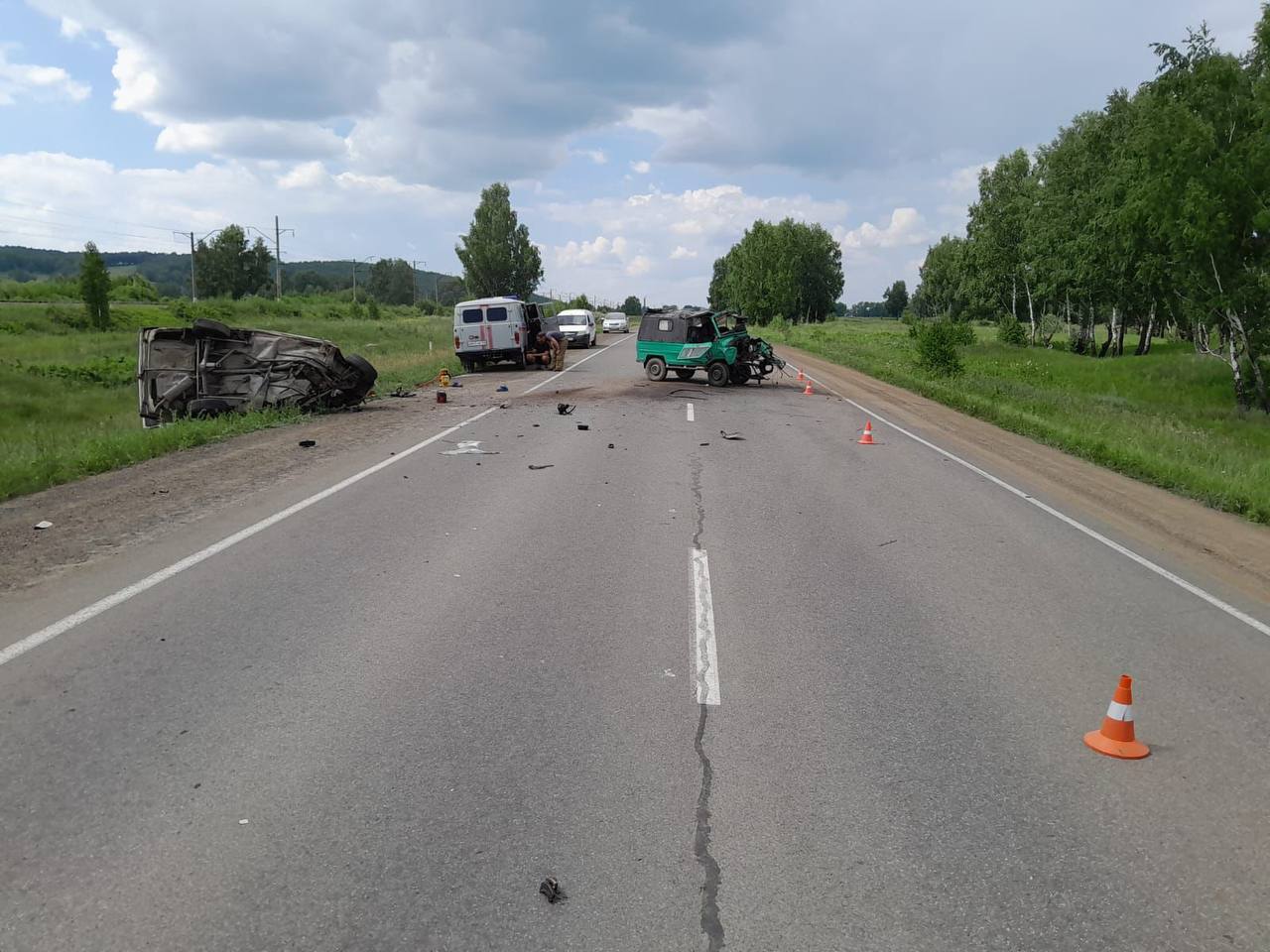 Полицейские работают на месте смертельного ДТП,...