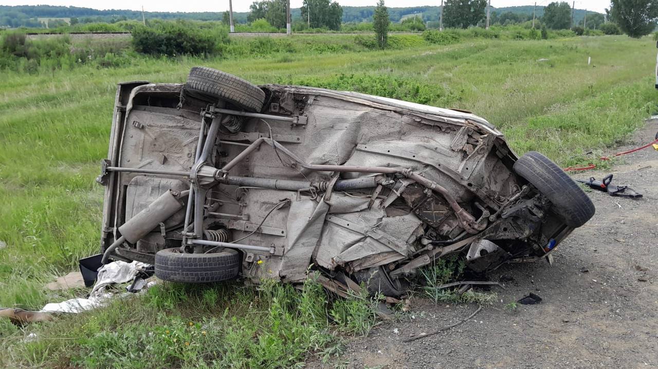 Полицейские работают на месте смертельного ДТП,...