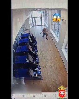 Житель Алушты утром кувалдой разгромил отделение банка