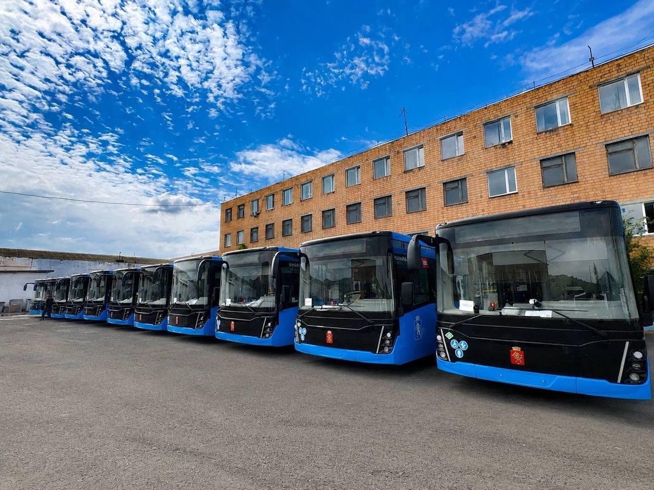 В Красноярск прибыли 20 новых газомоторных автобусов. Сейчас они проходят...