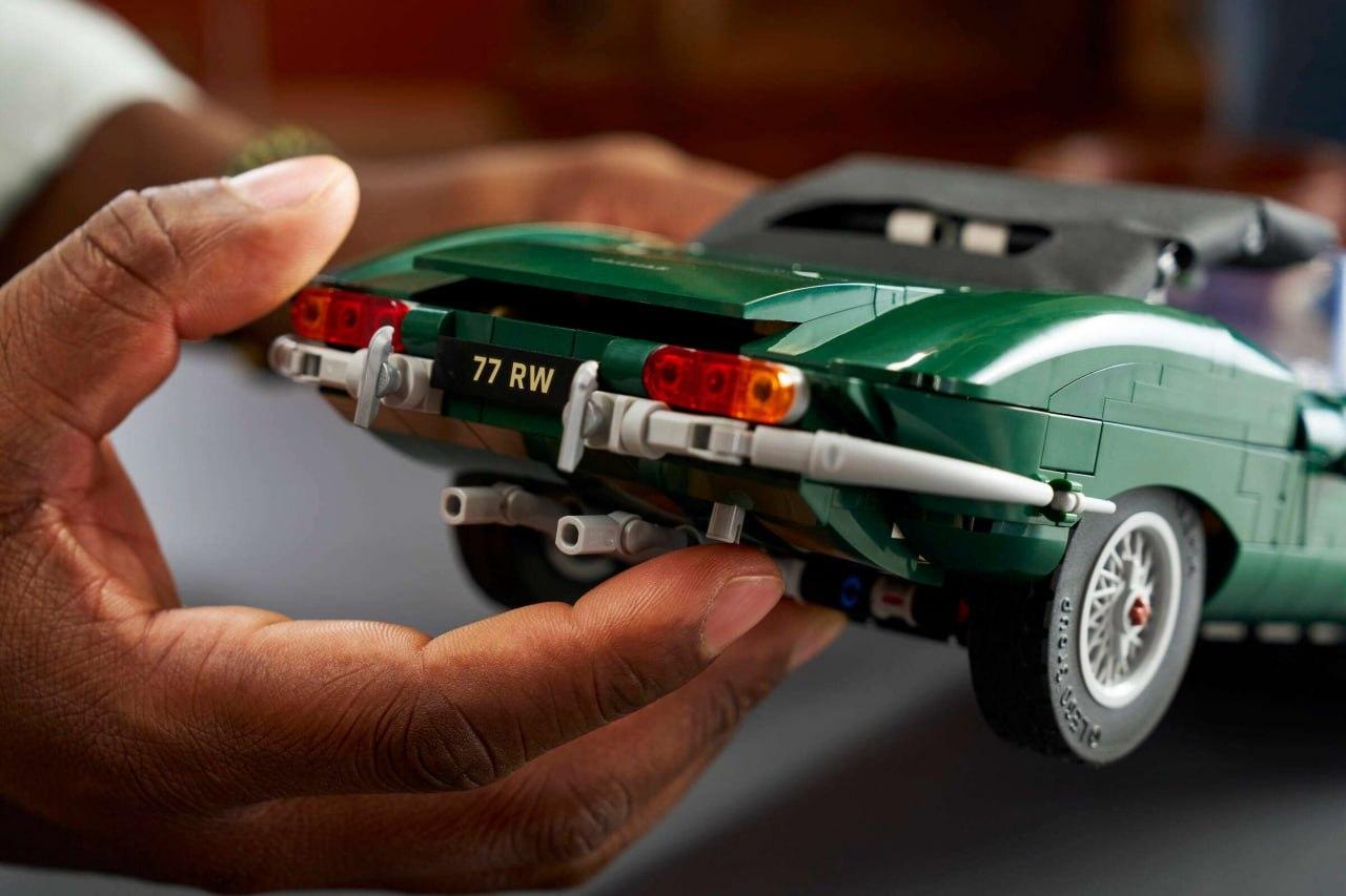LEGO выпустила легендарный Jaguar E-Type. Конструктор получил мягкую крышу, детализированный двигатель, рабочее рулевое управление и даже набор инструментов в багажнике. Продажи стартуют уже завтра.