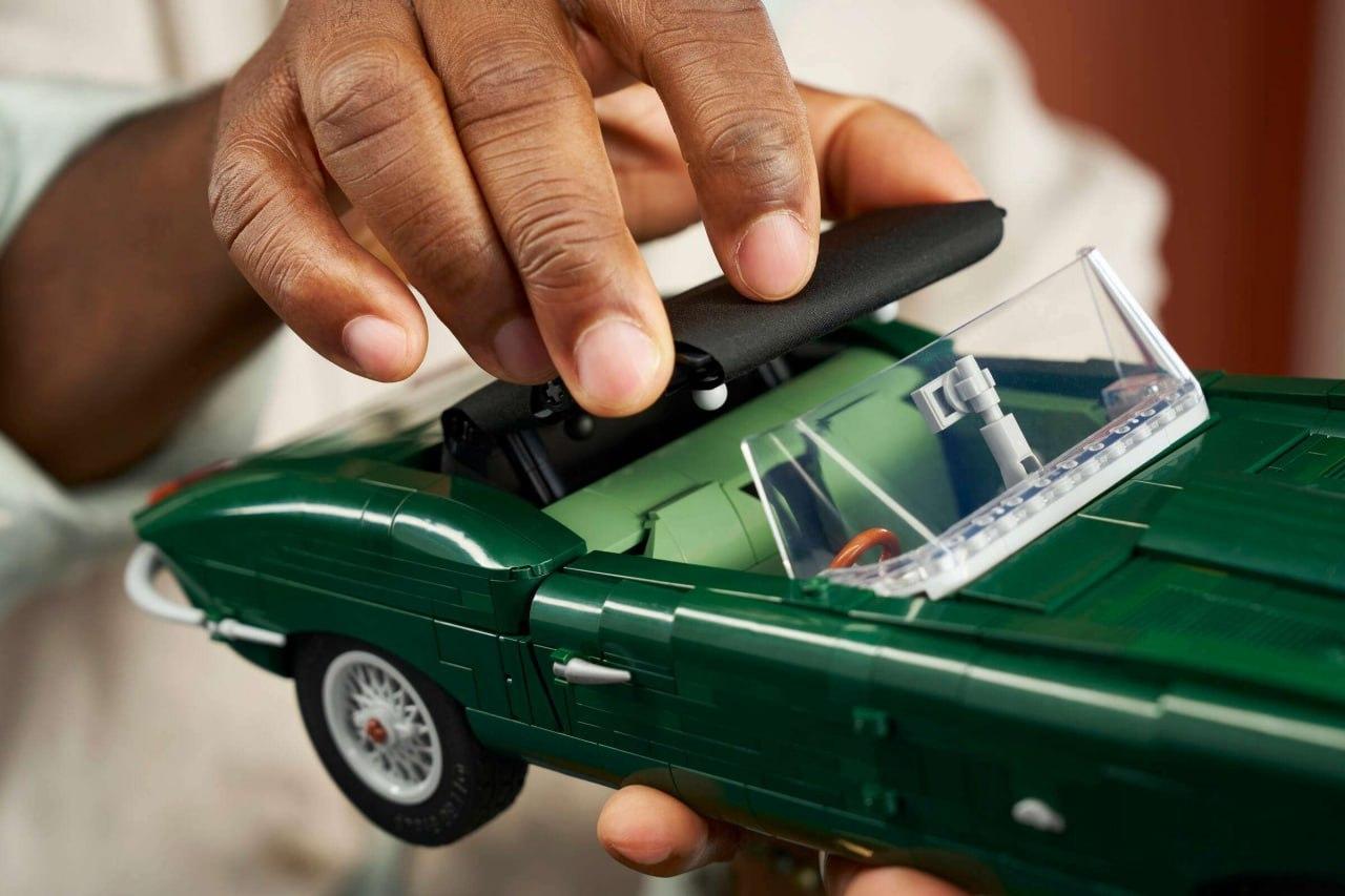 LEGO выпустила легендарный Jaguar E-Type. Конструктор получил мягкую крышу, детализированный двигатель, рабочее рулевое управление и даже набор инструментов в багажнике. Продажи стартуют уже завтра.
