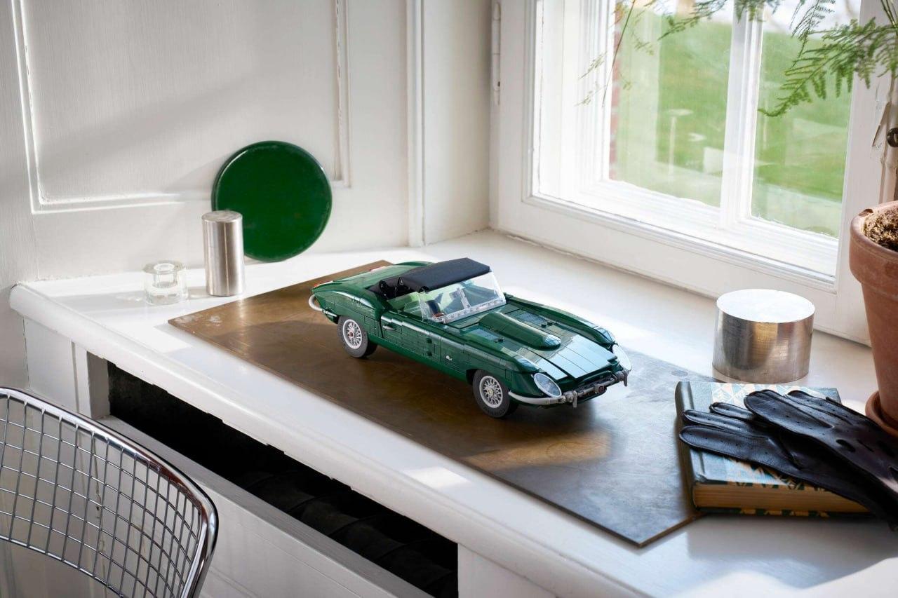 LEGO выпустила легендарный Jaguar E-Type. Конструктор получил мягкую крышу, детализированный двигатель, рабочее рулевое управление и даже набор инструментов в багажнике. Продажи стартуют уже завтра.