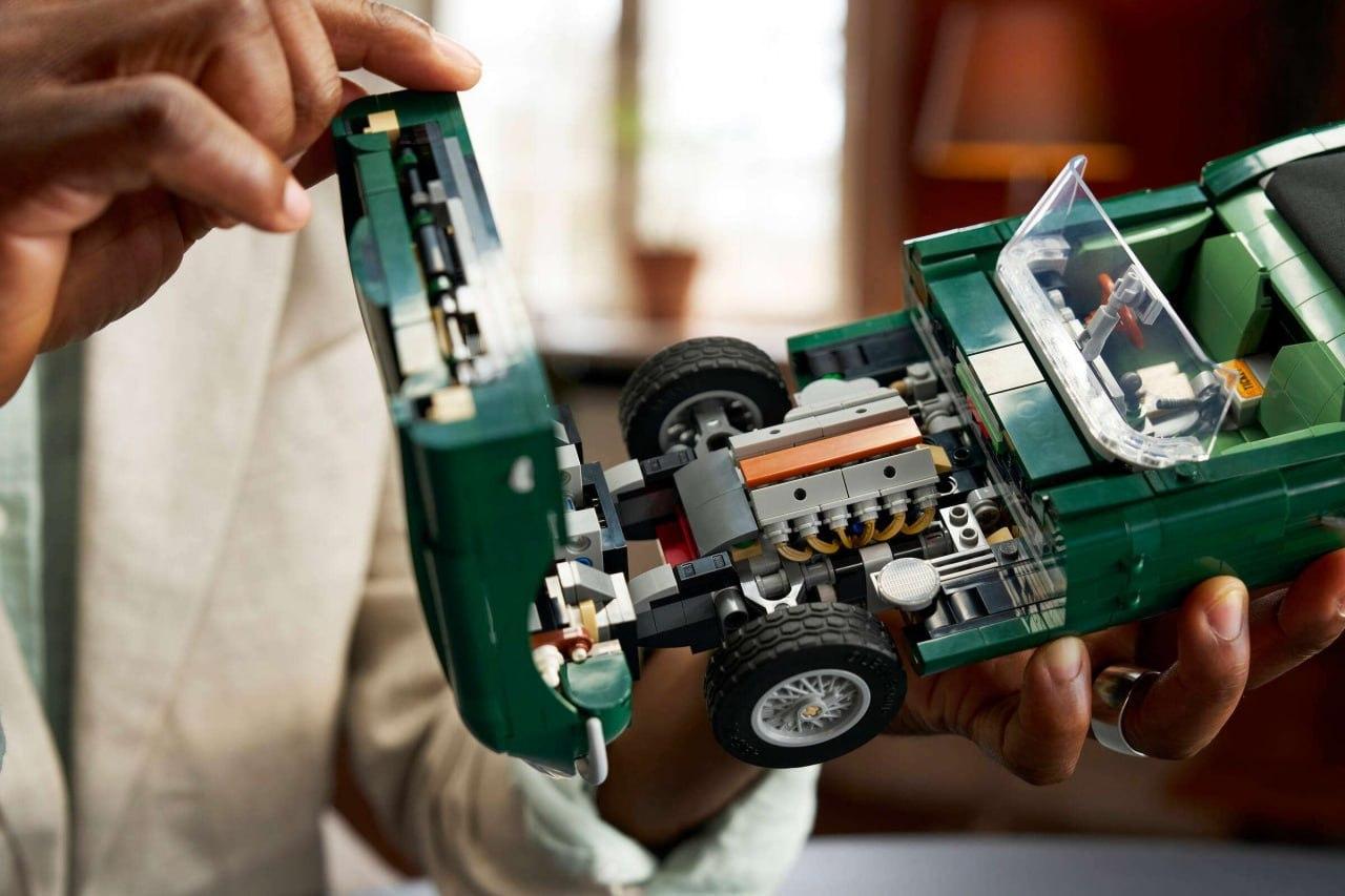 LEGO выпустила легендарный Jaguar E-Type. Конструктор получил мягкую крышу, детализированный двигатель, рабочее рулевое управление и даже набор инструментов в багажнике. Продажи стартуют уже завтра.