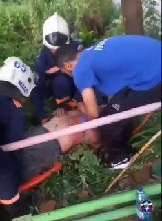 Застрял между лавочкой и оградой: спасатели вызволяли мужчину в Новосибирске