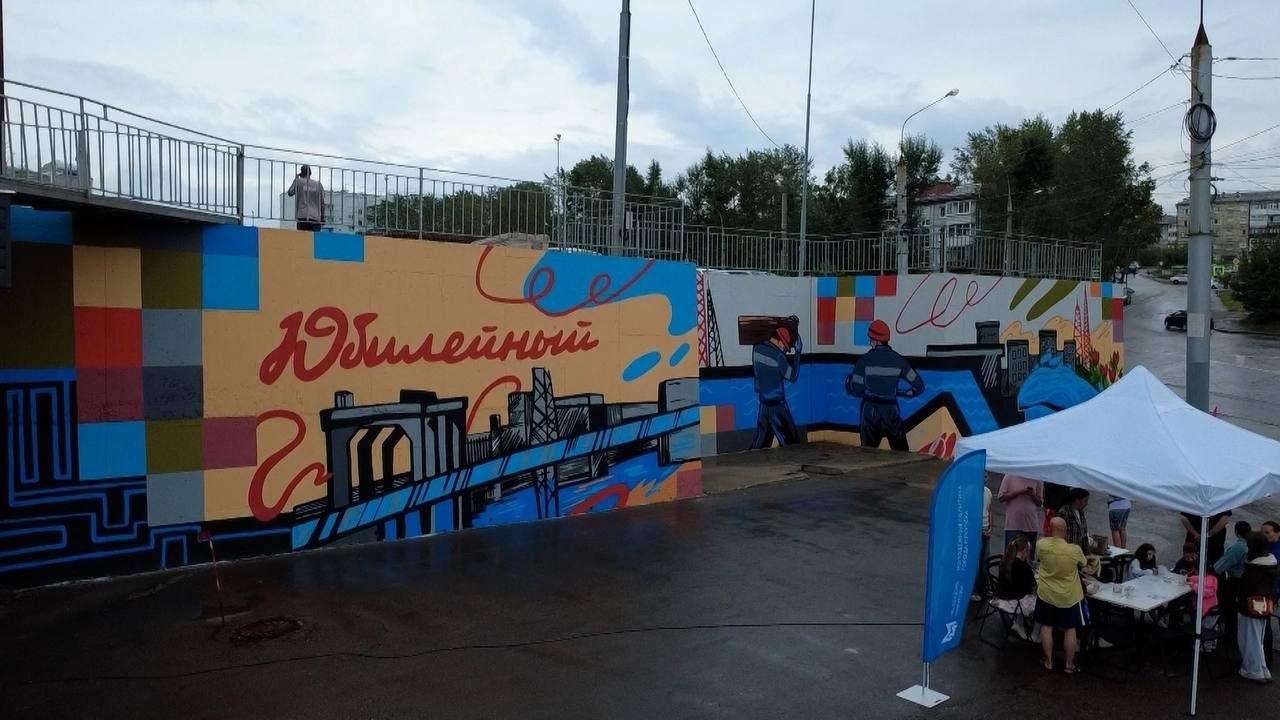 Мурал, посвященный Иркутской ГЭС, открыли в областном центре Изображение...