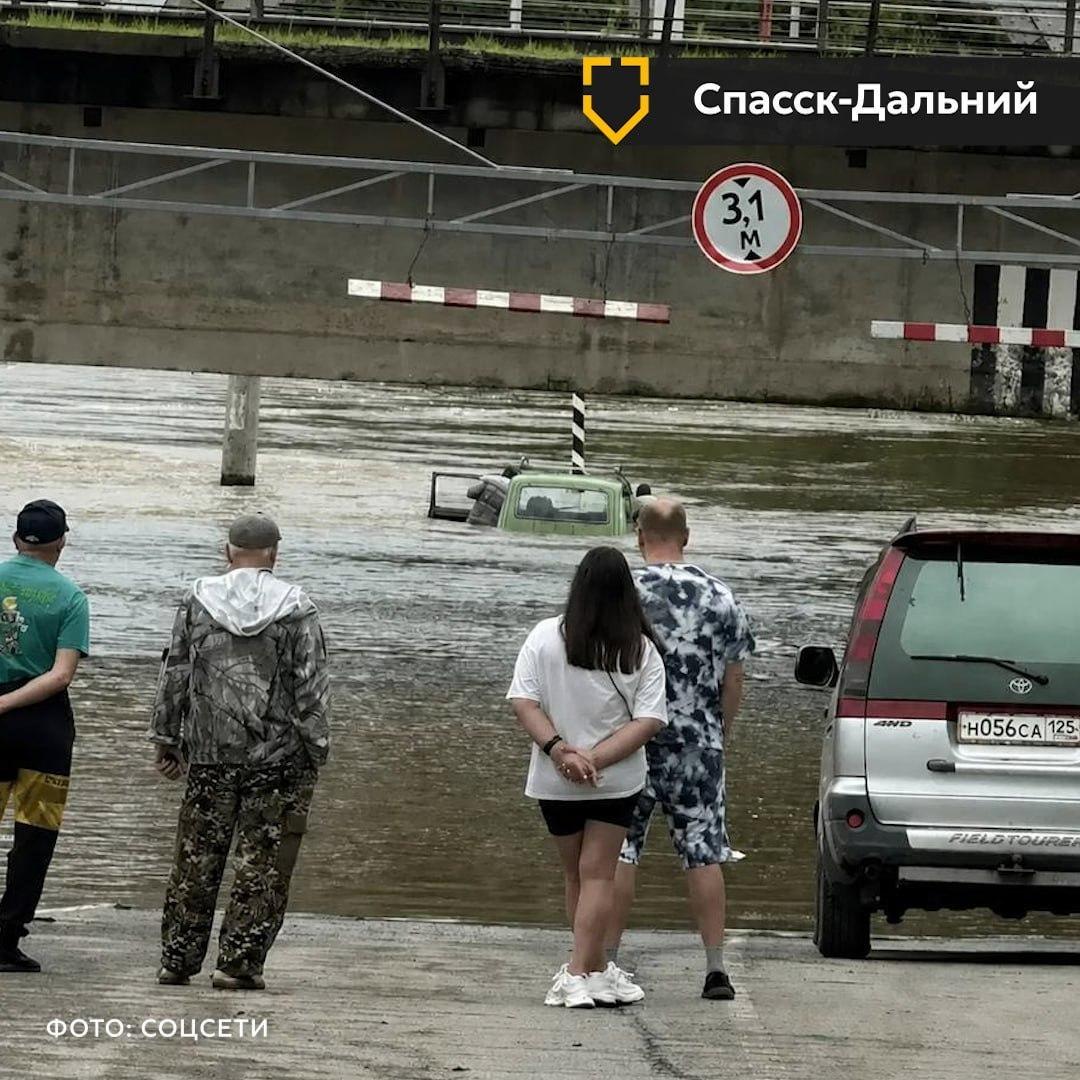 Масштабное наводнение в Приморье: затоплены дома, машины и дороги. В одном из сёл рухнул мост, девушка‑водитель чудом выжила.
