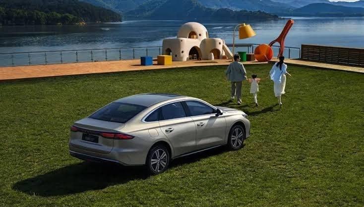 Geely сможет ездить на спирте — новый Galaxy Starshine 6 EF работает на бензине, метаноле и их смеси в любых пропорциях.