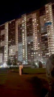 Парашютист спрыгнул с многоэтажки на Комендантском в день ВДВ