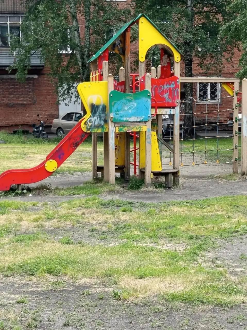 В Мысках нашли детскую горку. «Не все, кто катался на ней, становились...
