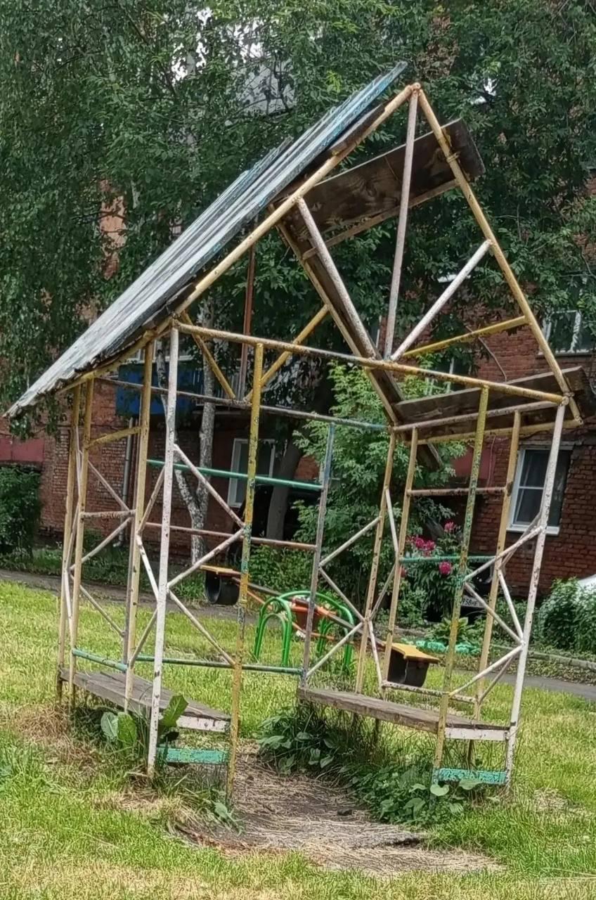 В Мысках нашли детскую горку. «Не все, кто катался на ней, становились...