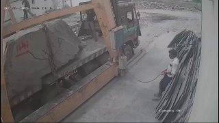 В Индии оборвавшаяся цепь крана насмерть размозжила голову рабочему. Мужчина...