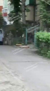 В Одессе мужик в одних штанах выбежал из подъезда и расстрелял патруль ТЦК, который проводил насильственную мобилизацию