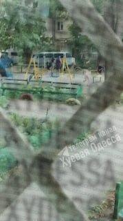 В Одессе мужик в одних штанах выбежал из подъезда и расстрелял патруль ТЦК, который проводил насильственную мобилизацию