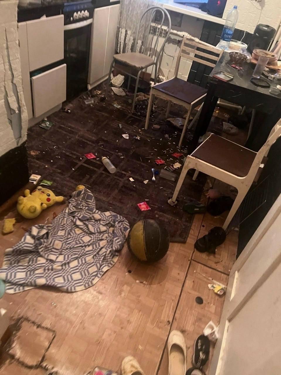 Пятеро детей выживали среди грязи, насекомых и наркоманов в Самарской области