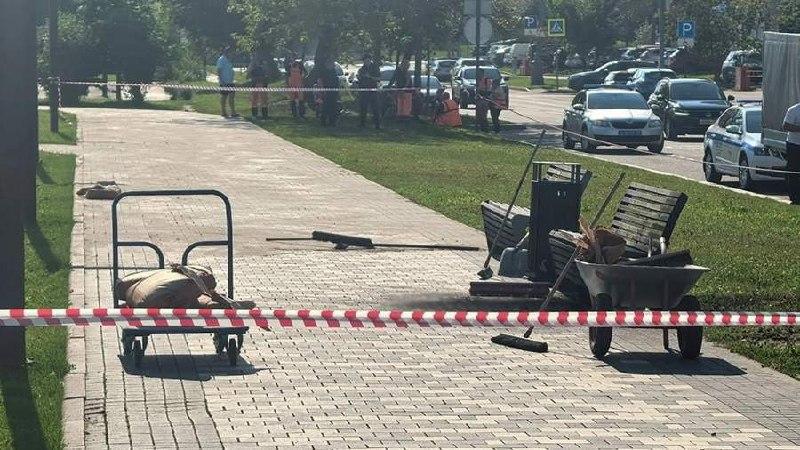 Москвич сел на скамейку и получил сильный удар током.