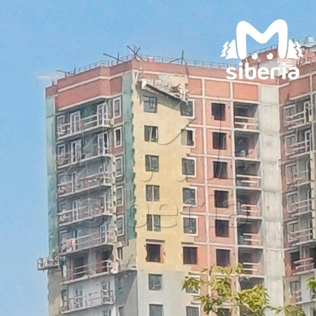 Рабочий сорвался с новостройки в Новосибирске. Предварительно, мужчина...