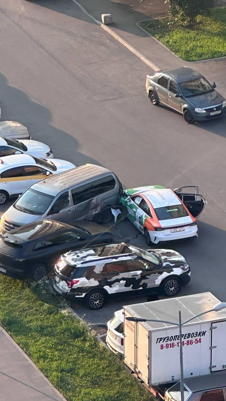 Компания подростков на каршеринге врезалась в припаркованные автомобили во дворе на западе Москвы.