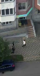 Компания подростков на каршеринге врезалась в припаркованные автомобили во дворе на западе Москвы.