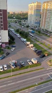 Компания подростков на каршеринге врезалась в припаркованные автомобили во дворе на западе Москвы.