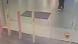 В ТЦ «Европолис» в Свиблово хулиган сжег футболку в примерочной одного из...