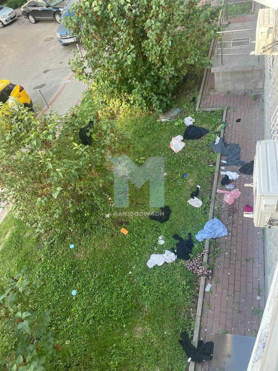 Жители многоэтажки в Отрадном уже два года страдают от «вещепада» из одной...