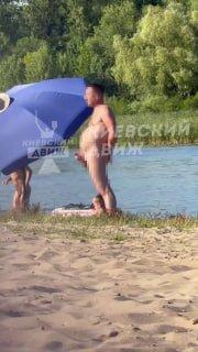 В Киеве озабоченный пузатый мужчина мастурбировал на пляже при детях