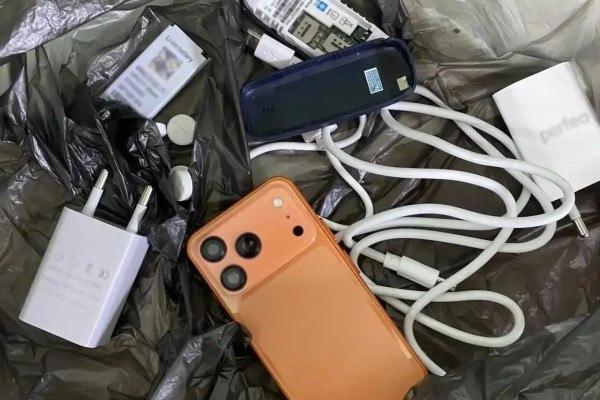 Два телефона в кроссовке в 