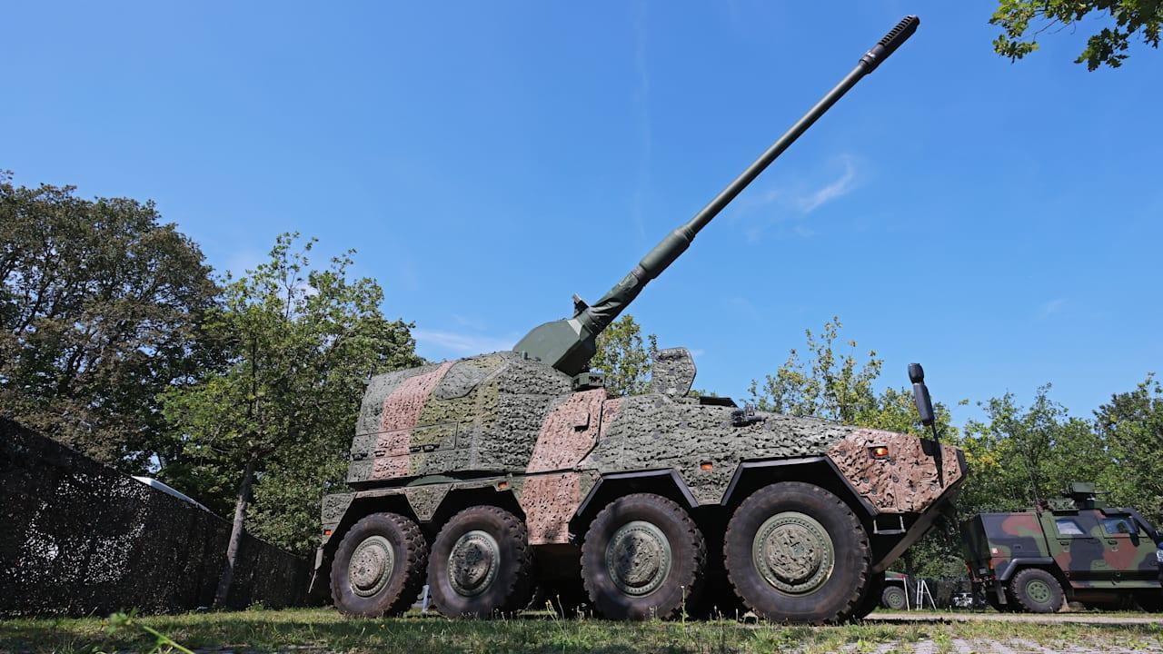 Министр обороны ФРГ мог раскрыть тайную поставку Киеву самоходной гаубицы RCH 155, пишет Bild.