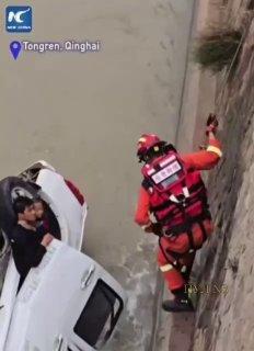 В Китае пожарные вызволили ребёнка и взрослого из пикапа, упавшего в реку: