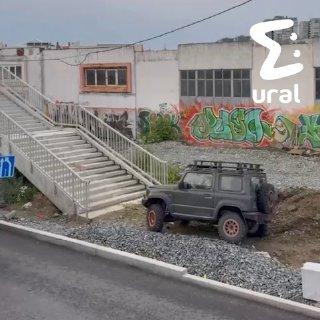 Чёрный внедорожник гоняет по пешеходным мостам, трамвайным путям и сносит...