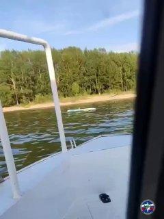 В Новосибирске спасатели помогли семье с ребенком, перевернувшейся на сапе