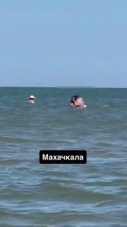 В Махачкале на пляже девушка занялась сексом с двумя мужчинами по очереди....