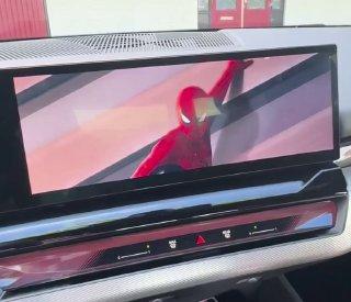 Компания BMW запустила рекламу на экранах автомобилей вопреки обещаниям