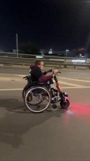 «Призрачный гонщик» настолько прокачал свою инвалидную коляску, что теперь за него переживают не только инженеры, но и кардиологи.