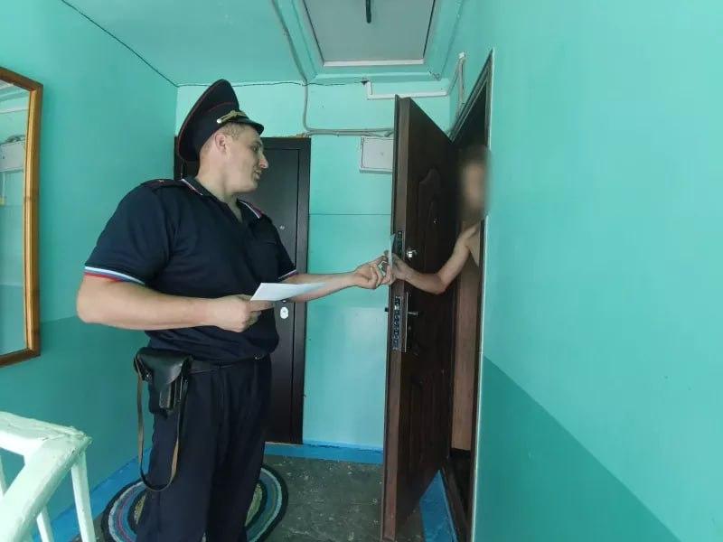 Ачинские полицейские навестили семьи, где проживают юные мотогонщики...
