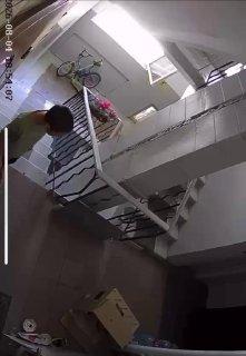 В Махачкале школьник заметил в подъезде чужого котенка и ради забавы скинул его вниз с 3 этажа