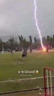 Молния убила футболиста прямо во время матча в Таиланде.