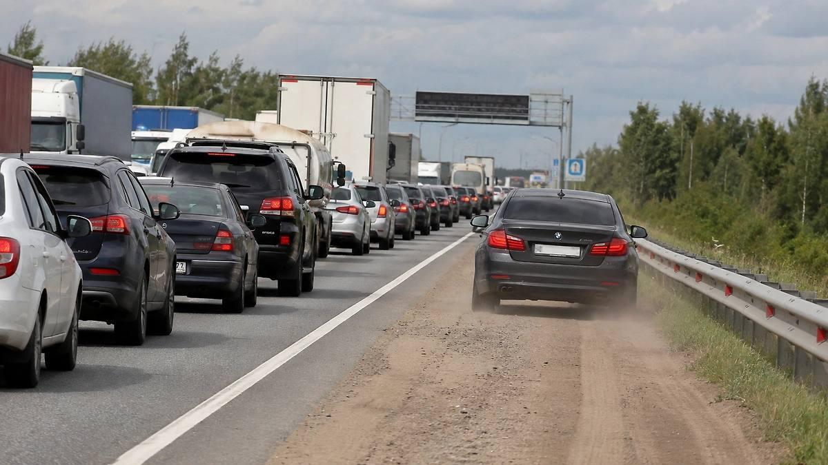 В России предложили увеличить штраф за езду по обочине до 5000 рублей вместо нынешних 2250.
