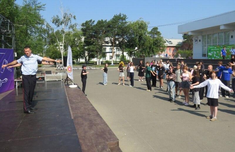 Полицейские провели спортивную зарядку для ТОСовцев в Канске В Канске...