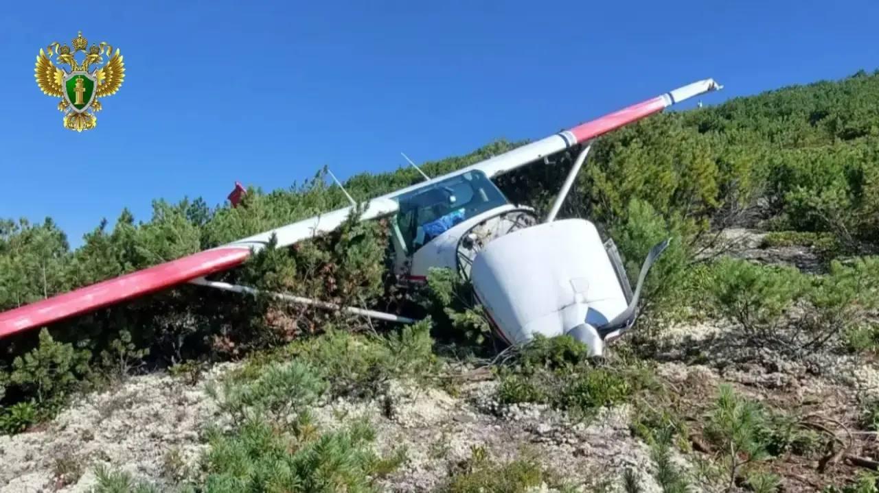 Кадры с места жёсткой посадки Cessna под Бодайбо, где нашли пропавших лётчиков.