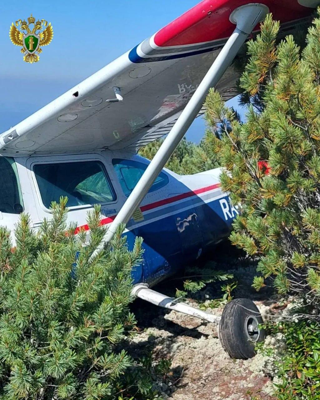 Кадры с места жёсткой посадки Cessna под Бодайбо, где нашли пропавших лётчиков.