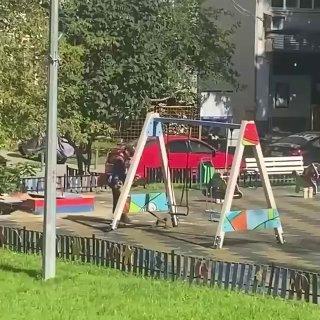 Ничего необычного, просто коммунальщик решил покосить траву на детской площадке в Солнцев