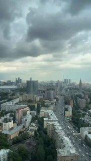 Экстренное предупреждение для Московского региона: с 12:00 7 августа до 06:00 8 августа синоптики прогнозируют сильные ливни, крупный град и шквалистый ветер с порывами до 30 м/с.