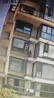 Китайский рабочий погиб, упав со здания во время установки кондиционера....